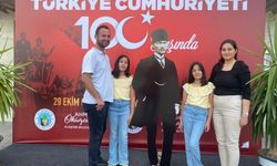 Atatürk maketiyle fotoğraf çektirebilmek için sıraya girdiler