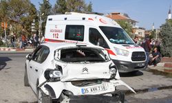 Kargo kamyonu, tır ve otomobilin karıştığı kazada 2 kişi yaralandı