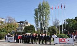 Salihli’de Cumhuriyet’in 100. yılı çelenk sunumuyla başladı