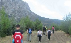 Şehitlikten aldıkları toprağı Spil’in zirvesine bıraktılar