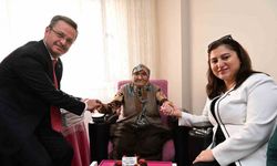 Vali Enver Ünlü ve Eşi Sema Ünlü, Cumhuriyetle yaşıt Ayşe teyzenin 100. yaşını kutladı