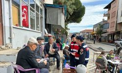 Jandarma ekipleri vatandaşları dolandırıcılık olaylarına karşı bilgilendiriyor
