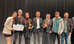 Manisalı kuaförler Antalya’dan 2 kupayla döndü