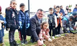 Başkan Öküzcüoğlu öğrencilerle birlikte çiçek dikti