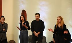 Tiyatro grubu doğaçlama güldürdü