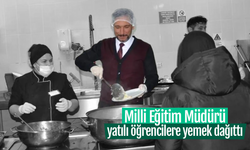 Milli Eğitim Müdürü yatılı öğrencilere yemek dağıttı