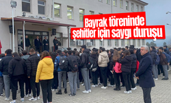 Bayrak töreninde şehitler için saygı duruşu