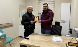 Tayini çıkan doktora mahalle muhtarından plaket