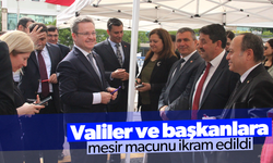 Valiler ve başkanlara mesir macunu ikramı