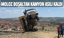 Moloz boşaltan kamyon havada asılı kaldı