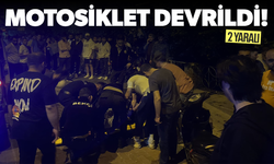 Motosiklet devrildi! 2 kişi yaralandı