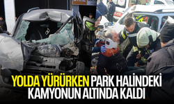 Yolda yürürken park halindeki kamyonun altında kaldı