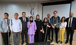 Görme engelli öğrencilere akıllı bastonlar hediye edildi