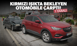 Kırmızı ışıkta bekleyen otomobile çarptı! 1 yaralı...