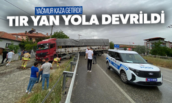 Yağmur kaza getirdi! Tır yan yola devrildi