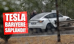 Eskişehir'de kontrolden çıkan Tesla bariyere saplandı!