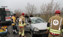Kontrolden çıkan otomobil refüje ve bariyerlere çarptı: 1 ölü, 1 yaralı