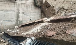 Sağanak yağmur okulun istinat duvarını yıktı