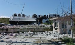 Kontrolden çıkan tır okul bahçesine daldı