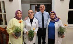 Başkan Şimşek çalışan anneleri çiçekle sevindirdi