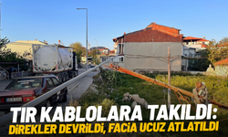 Tır kablolara takıldı: Direkler devrildi, facia ucuz atlatıldı