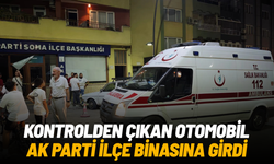 Manisa’da kontrolden çıkan otomobil AK Parti ilçe binasına girdi