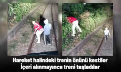 Hareket halindeki trenin önünü kestiler, içeri alınmayınca treni taşladılar