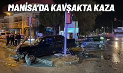 Kula'da kavşakta kaza: 2 otomobil çarpıştı