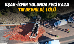 Uşak-İzmir kara yolunda feci kaza: Domates yüklü tır devrildi, 1 ölü