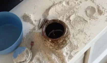 İngiltere'de bebek dedesinin küllerini yedi