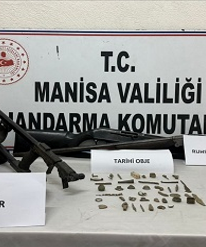 Akhisar’da tarihi eser ve ruhsatsız silah ele geçirildi