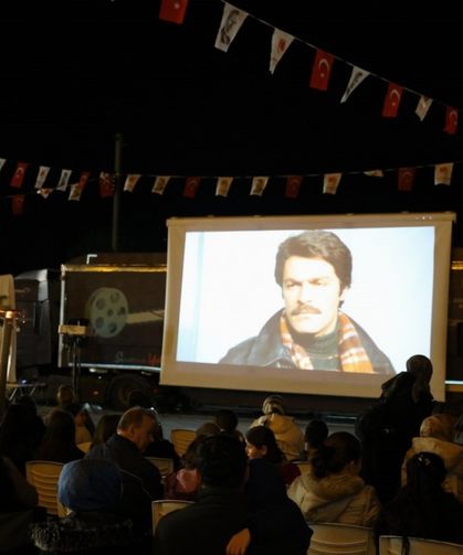 Manisalı vatandaşlara açık havada sinema keyfi