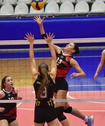 Yunusemre’nın genç sultanları liderliğini sürdürdü