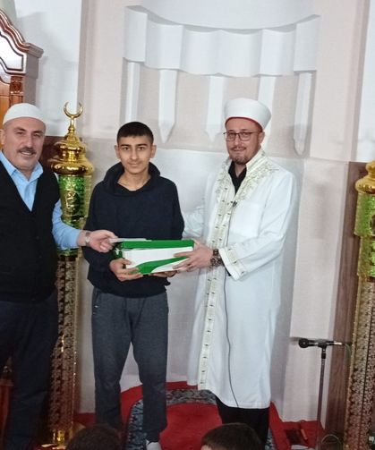 Namaza gelen çocuklar hediyeyle sevindirildi