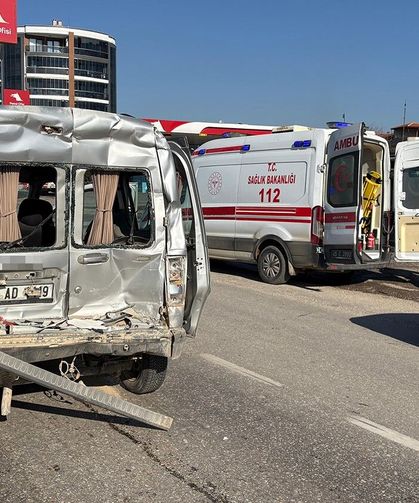 Tırın çarptığı hafif ticari araçta 3 kişi yaralandı