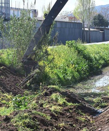 Akhisar'da 5 kilometrelik dere hattı temizleniyor