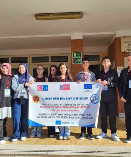 Alaşehirli öğrenciler İtalya'da Türkiye'yi temsil etti