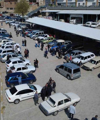 Demirci 2. El Oto Pazarı kapılarını açtı