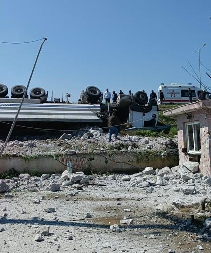 Kontrolden çıkan tır okul bahçesine daldı