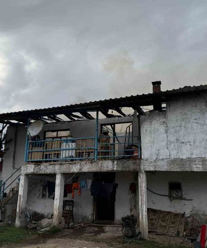 Selendi'de 2 katlı ev yangında kül oldu