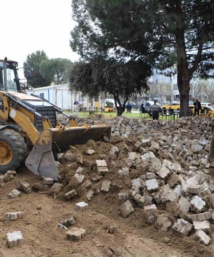 Turgutlu Belediyesi Fen İşleri ekiplerinden eş zamanlı çalışma