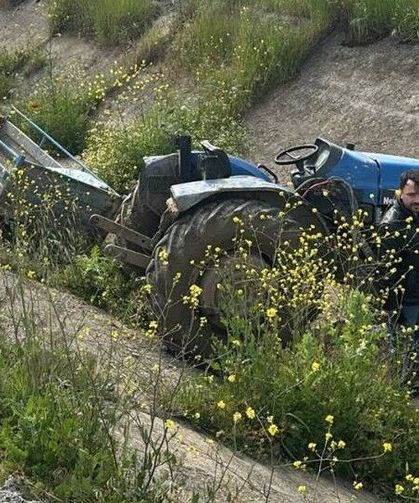 Turgutlu'da ön lastiği fırlayan traktör takla attı!