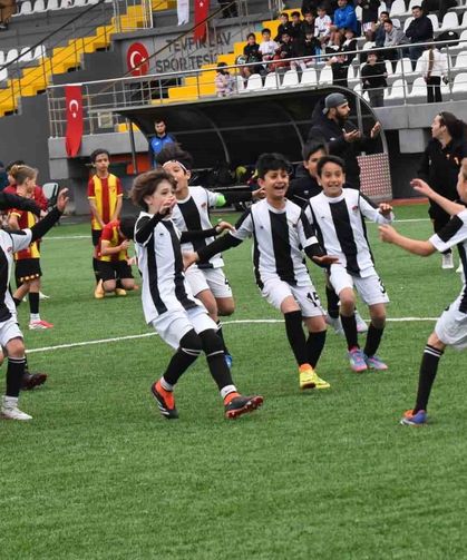 Yunusemre'de 23 Nisan coşkusu yeşil sahada yaşandı