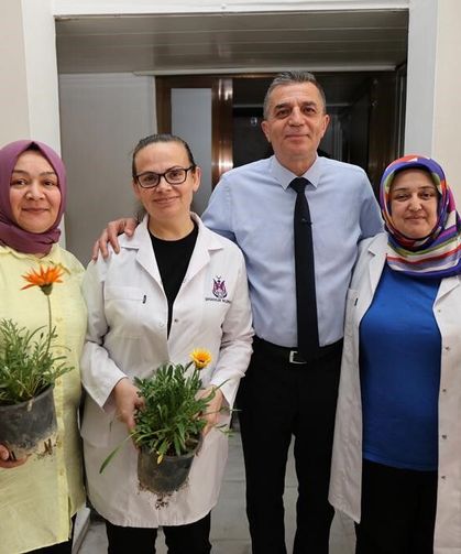 Başkan Şimşek çalışan anneleri çiçekle sevindirdi