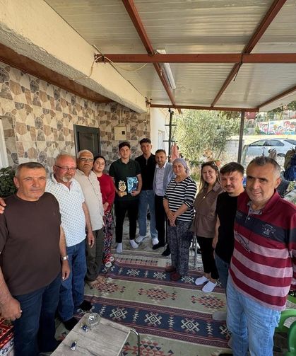 AK Parti Sarıgöl'den genç yeteneğe moral ziyareti