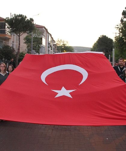 Kula'da 19 Mayıs coşkusu fener alayıyla taçlandı