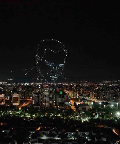 Manisa'da 300 dronlu 19 Mayıs gösterisi nefes kesti