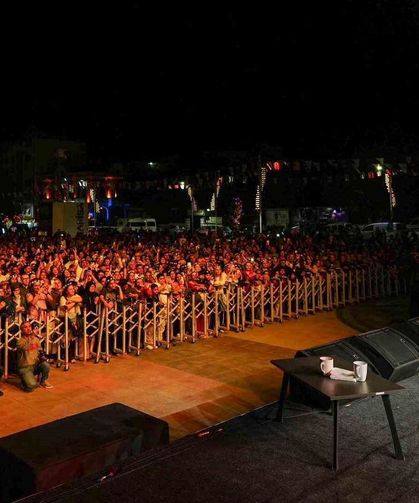 Manisa'da hıdırellez coşkusu Hüsnü Şenlendirici konseriyle zirveye ulaştı