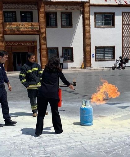 Yunusemre Belediyesi'nde gerçeğini aratmayan yangın tatbikatı