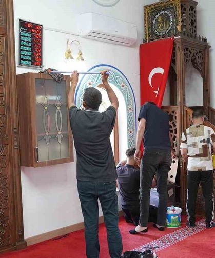 Yunusemre'de camiler bayram namazına hazırlanıyor